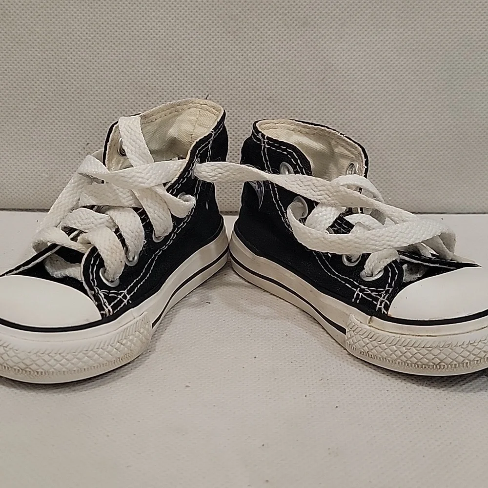 TODDLER CONVERSE HIGH TOP SNEAKERS (sz 4)